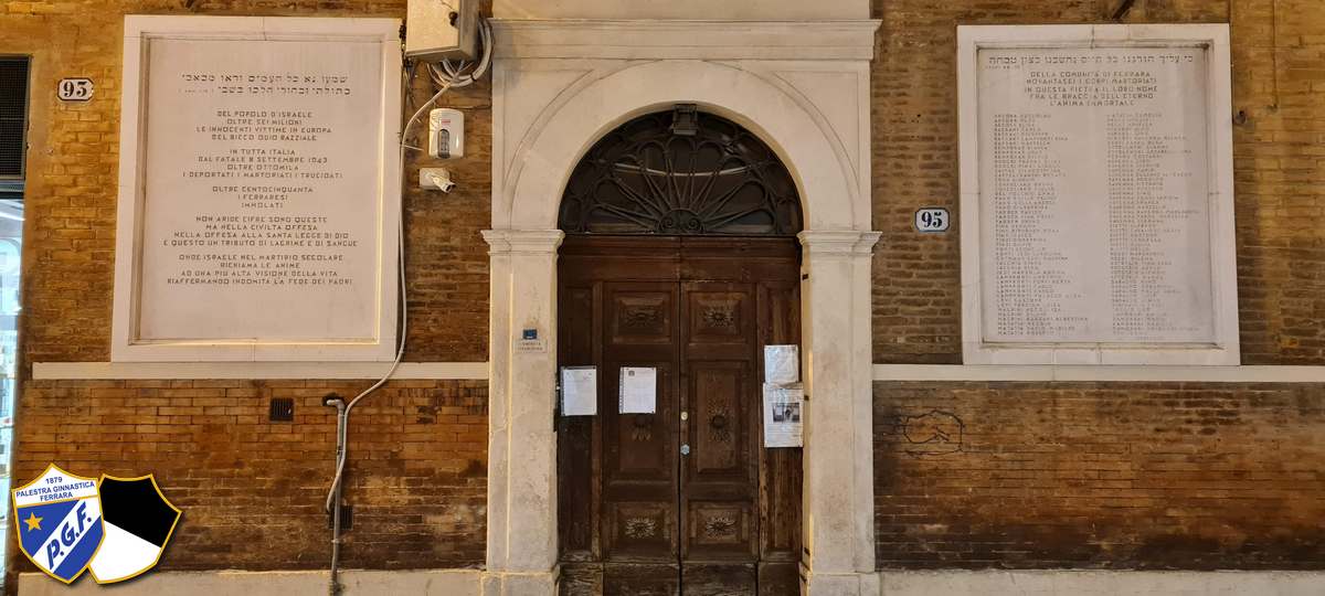 Le lapidi all'ingresso della sinagoga di via Mazzini 95